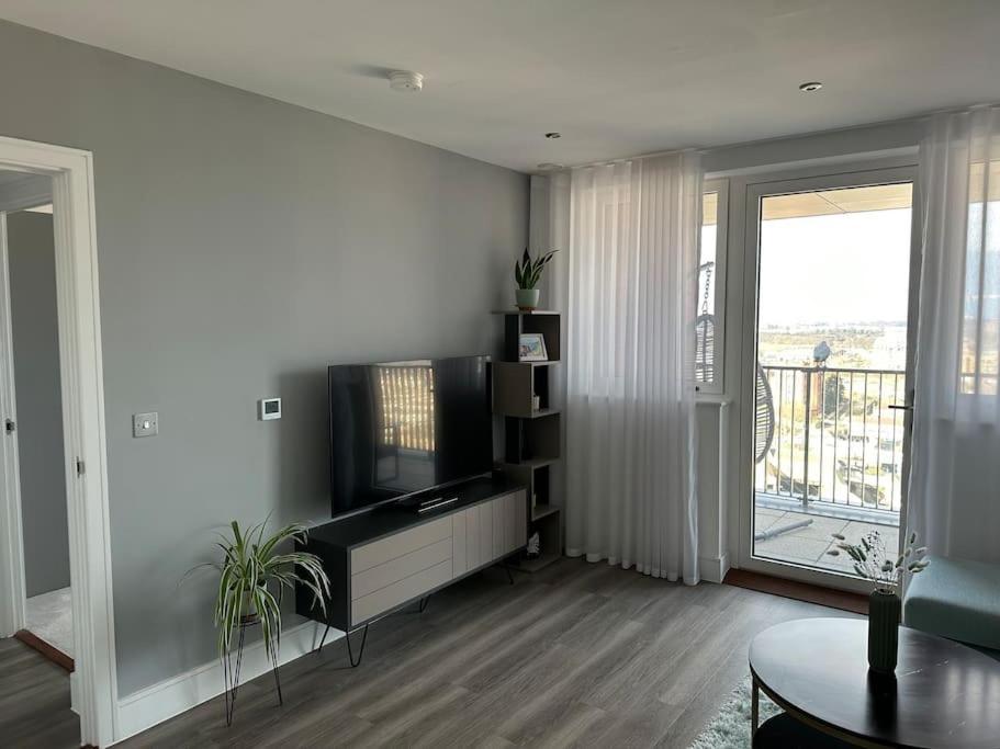 Stunning One-bedroom Apartment- Next To Tube Station- Sleeps 3 London
