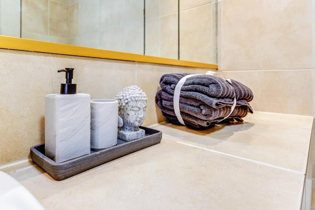 Unique 2 Bed 2 Bath Victorian Flat Regents Park Apartment London