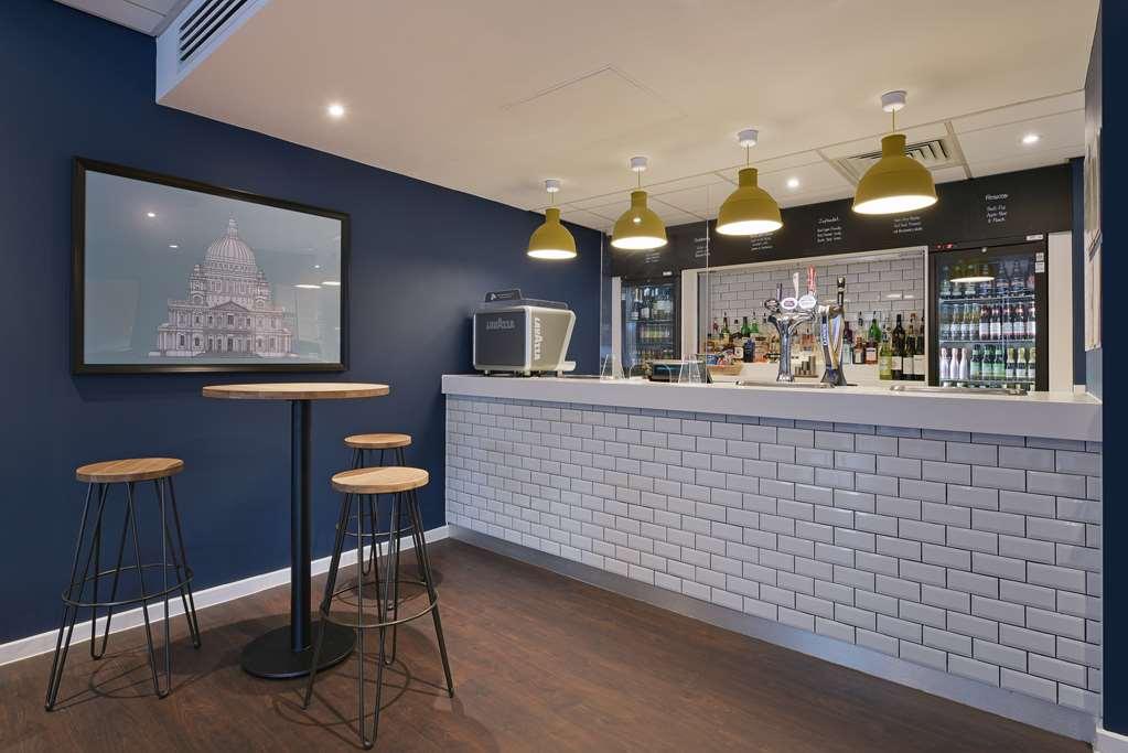Travelodge Stratford 3*