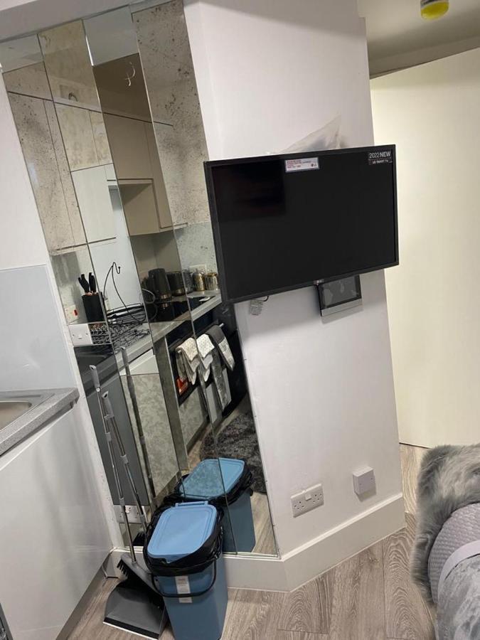 Small But Cozy Studio, Great Tube Connection Apartment