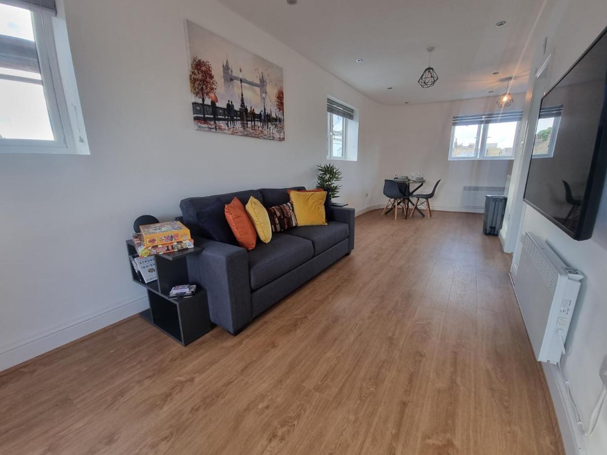 Stunning Roof Terrace Flat *