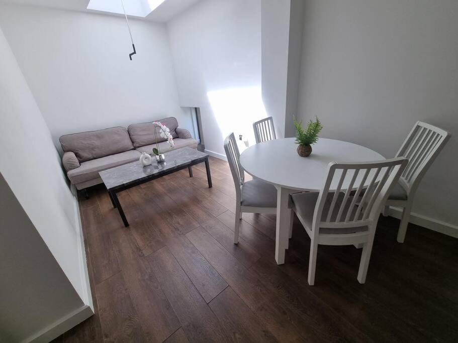 Flat 7 Fulham, 2 Bedroom, 1 Bathroom Flat Apartment *