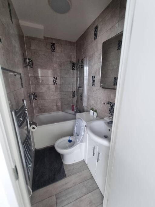 Flat 7 Fulham, 2 Bedroom, 1 Bathroom Flat Apartment