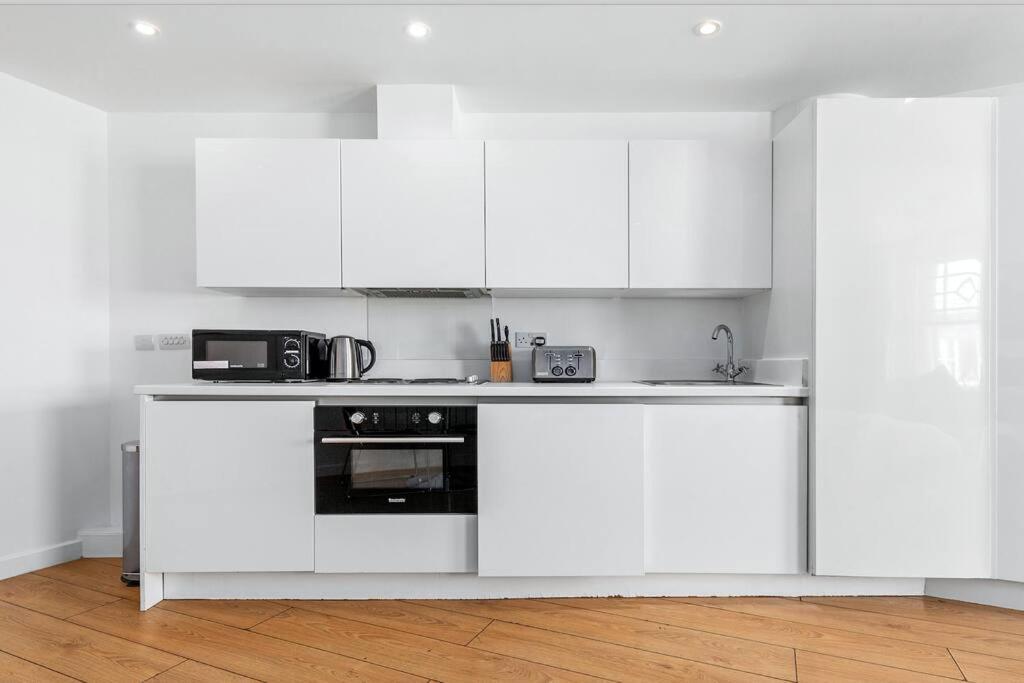 Stylish Piccadilly 1 Bedroom Flat In Vr2 *