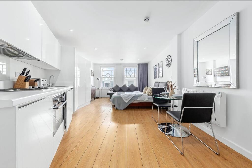 Stylish Piccadilly 1 Bedroom Flat In Vr2 Apartment
