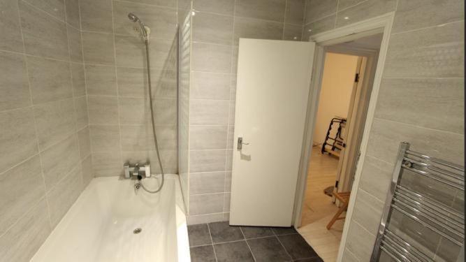 Redecorated Double With Shared Bathroom -rm3 Guest house