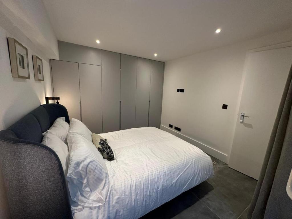 Two Bedroom House In Kilburn