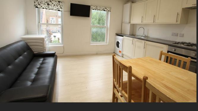 Guest house Redecorated Double With Shared Bathroom -rm3 London