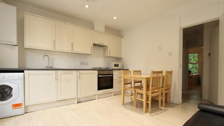 Redecorated Double With Shared Bathroom -rm3 London
