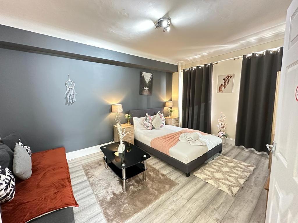 Stourcliffe 2 Bedroom Flat * London