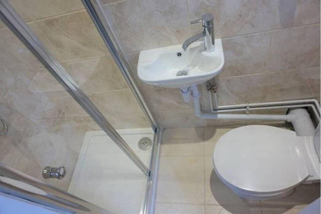 Redecorated Double With Shared Bathroom -rm3 *