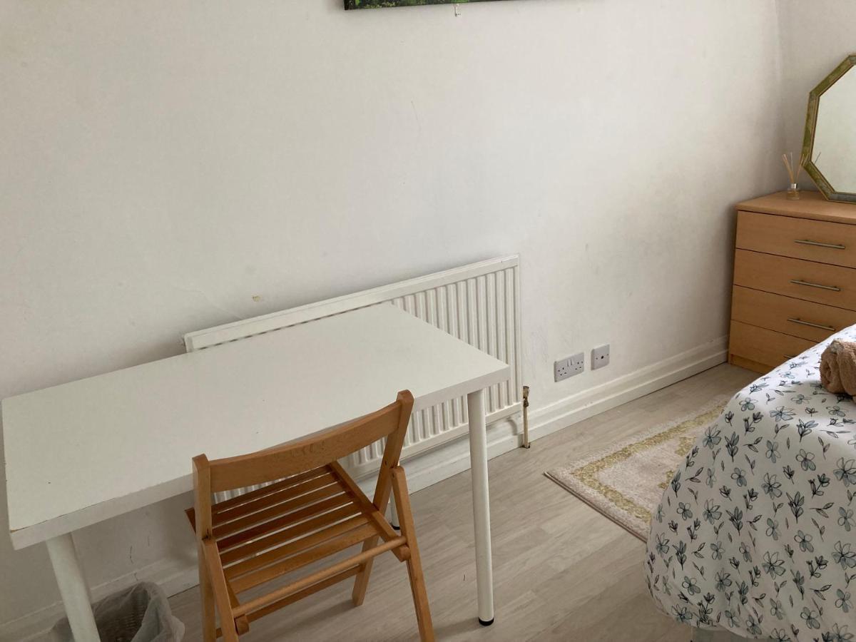 Redecorated Double With Shared Bathroom -rm3