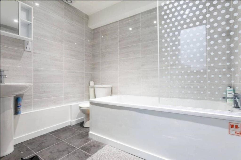 Redecorated Double With Shared Bathroom -rm3 Guest house *