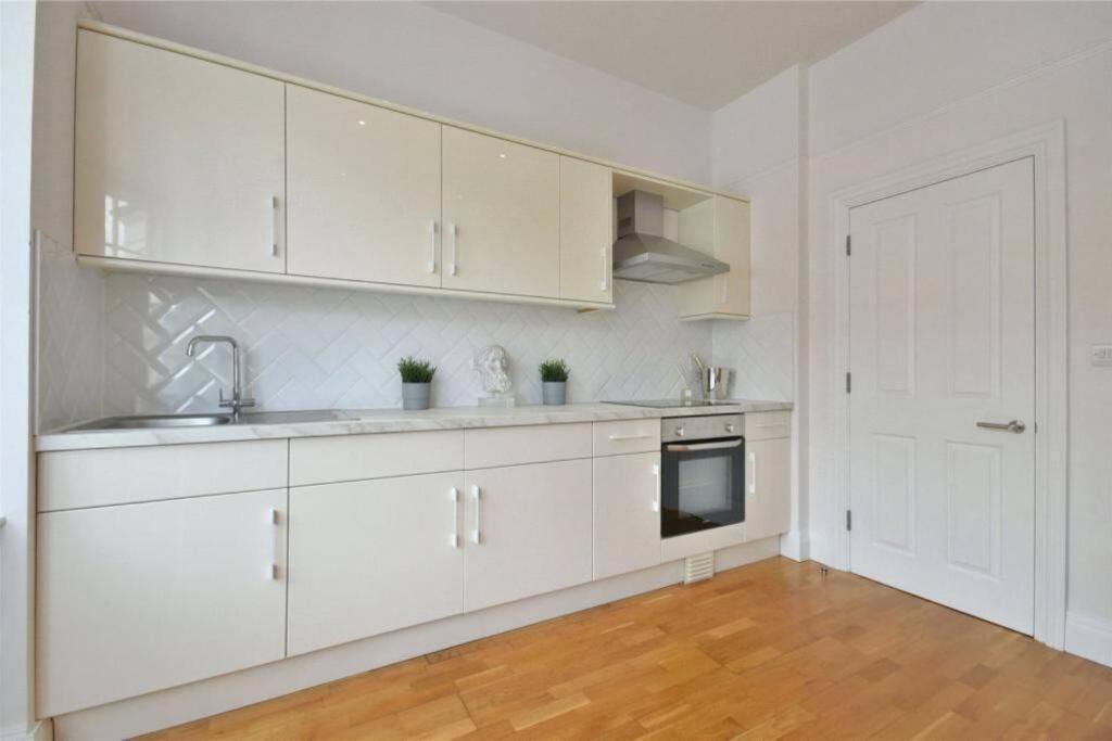 Luxury 3 Bed - Huge Outdoor Terrace & Amazing Transport Links Apartment