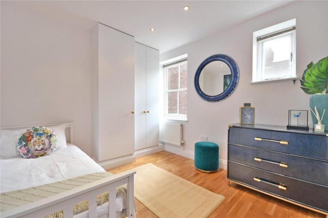 Luxury 3 Bed - Huge Outdoor Terrace & Amazing Transport Links Apartment London