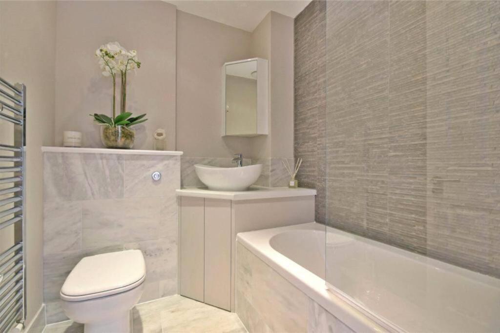 Luxury 3 Bed - Huge Outdoor Terrace & Amazing Transport Links Apartment