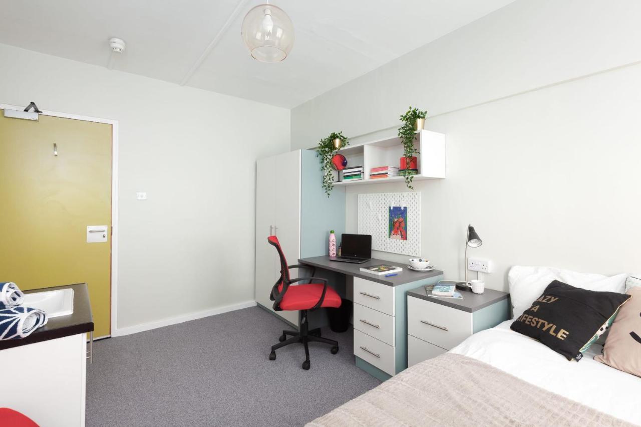 Lovely Bright With Shared Facilities * London