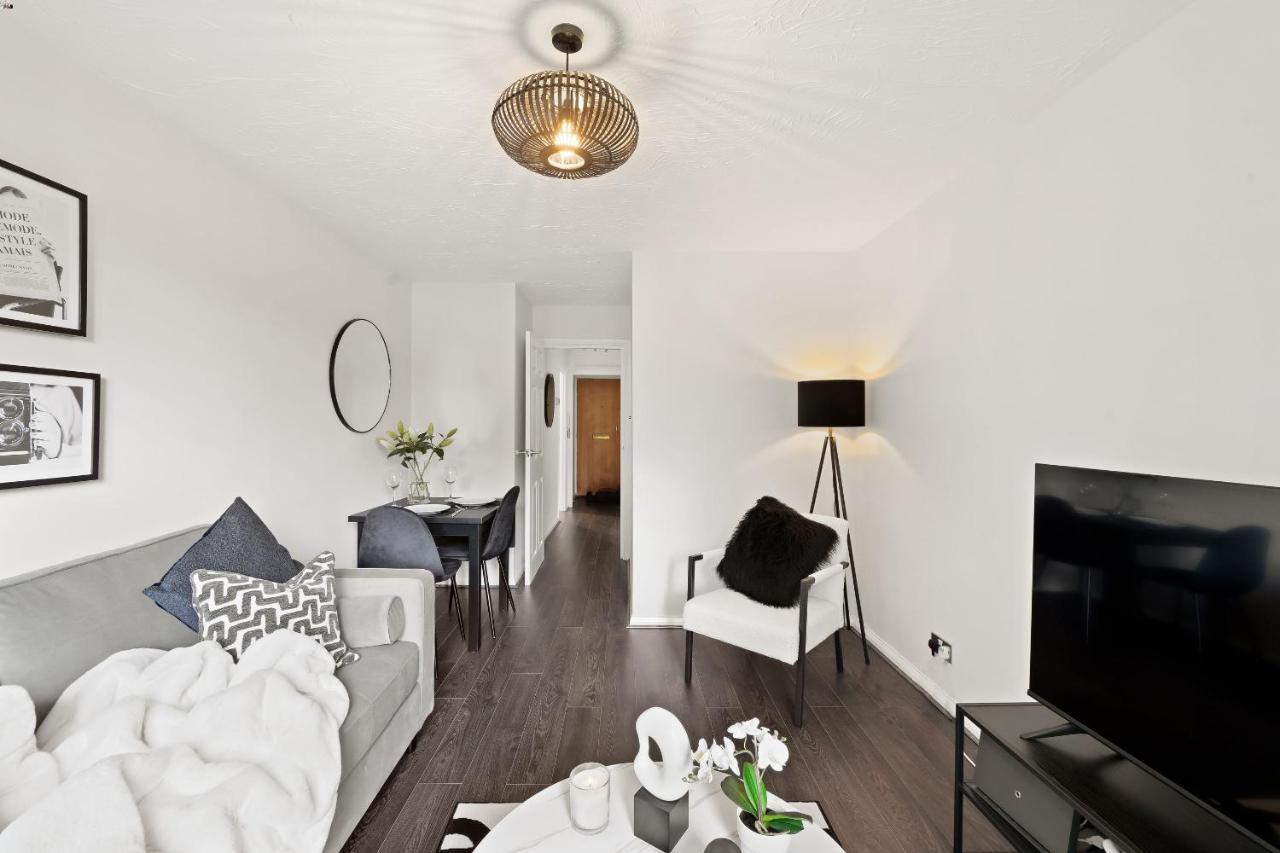 Luxury 1 Bed Flat South Woodford With Parking - Minutes Walk To Line Zone 4 Apartment London