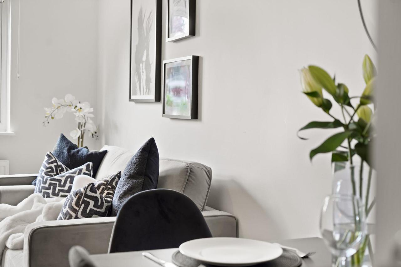 Luxury 1 Bed Flat South Woodford With Parking - Minutes Walk To Line Zone 4 Apartment