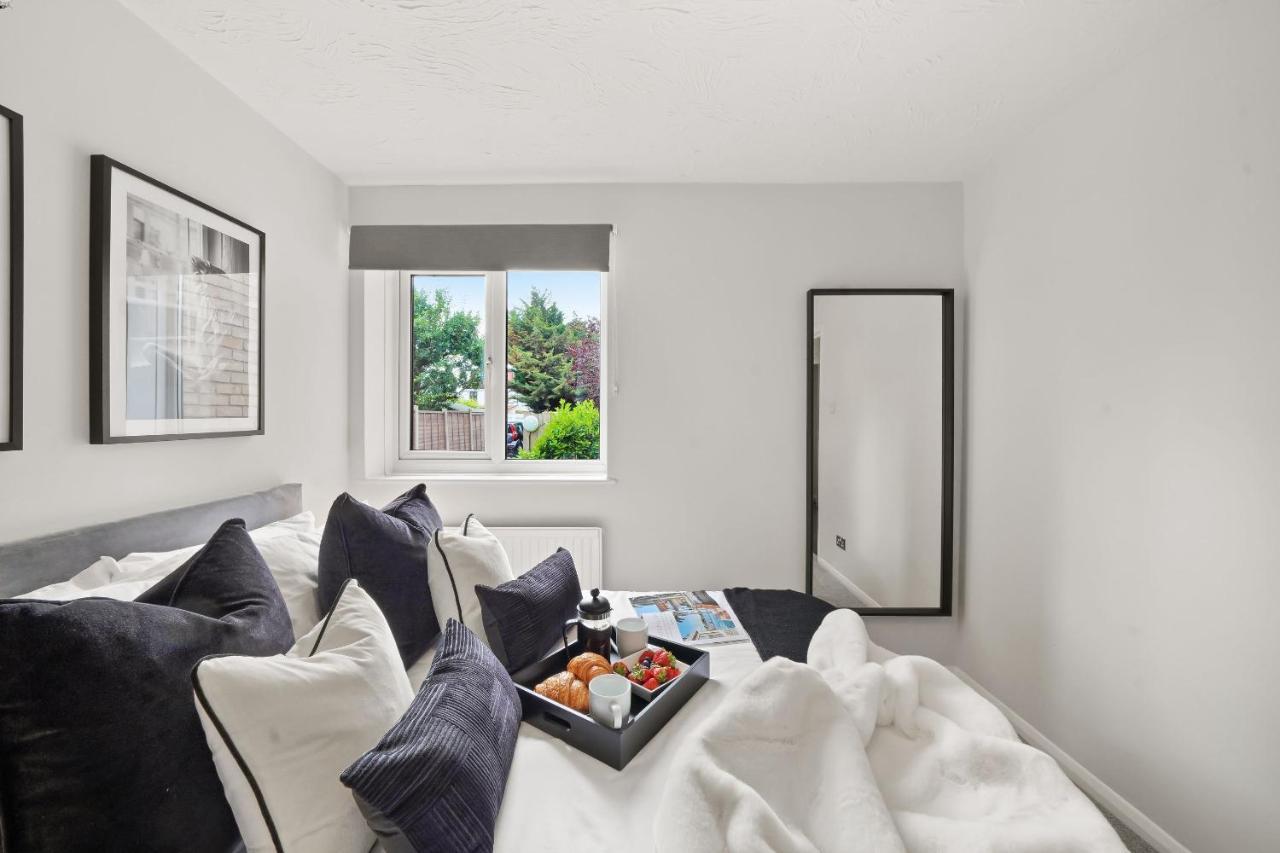 Luxury 1 Bed Flat South Woodford With Parking - Minutes Walk To Line Zone 4 Apartment