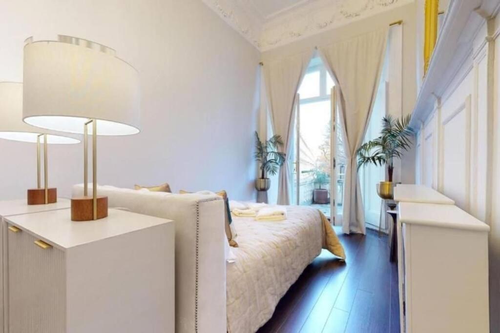 Stunning Hyde Park With Private Balcony & Lift Elevator Access Apartamento