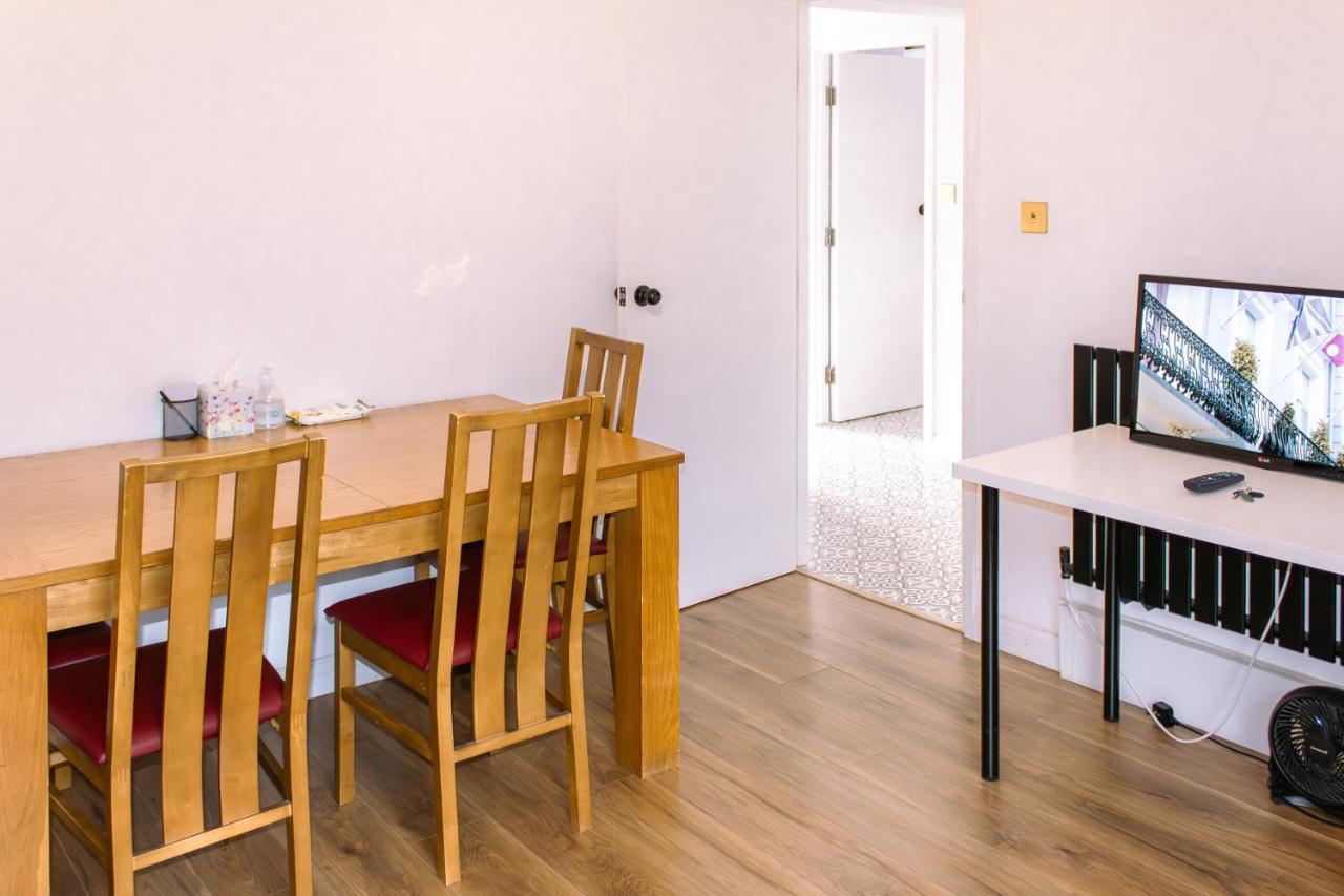 Apartment 4 Bedroom Near Centre 2-min Walk To Metro !! Business & Family Friendly!! London
