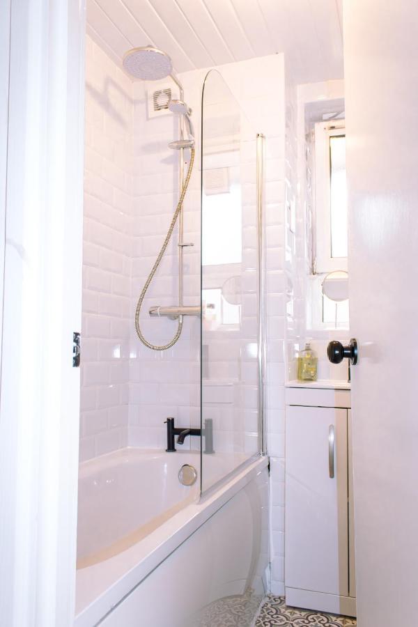 Apartment 4 Bedroom Near Centre 2-min Walk To Metro !! Business & Family Friendly!! London