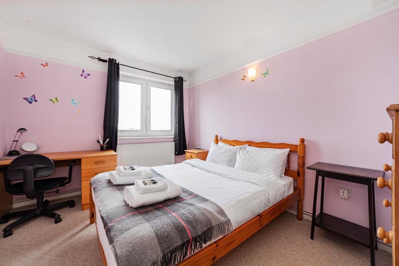 Apartamento Modern Flat Wbalcony & View, East Londres