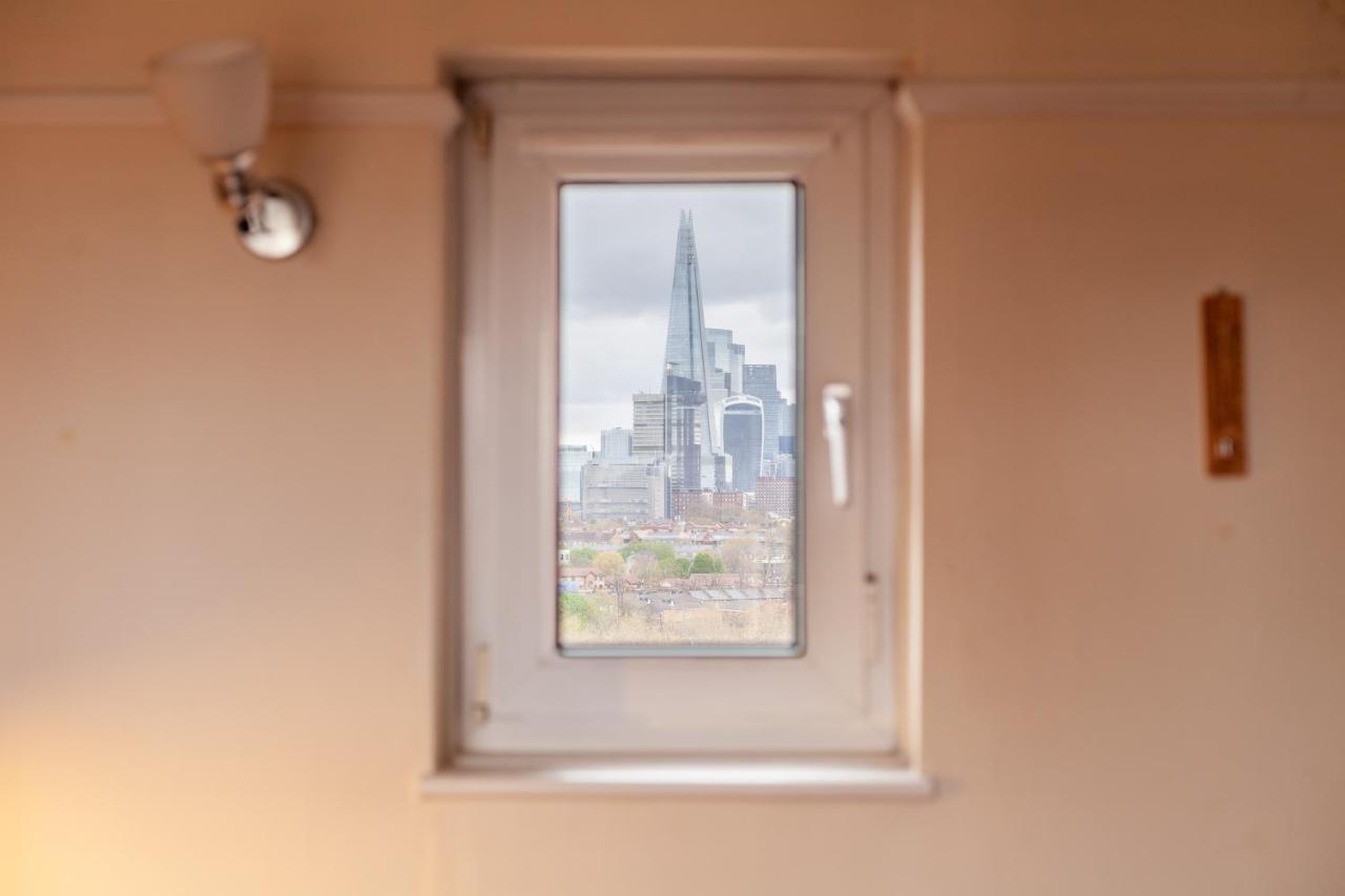Modern Flat Wbalcony & View, East Londres