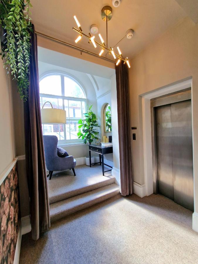Stunning Hyde Park Home, Ground Floor Maisonette, Duplex, Near Tube Metro Stations Apartment London
