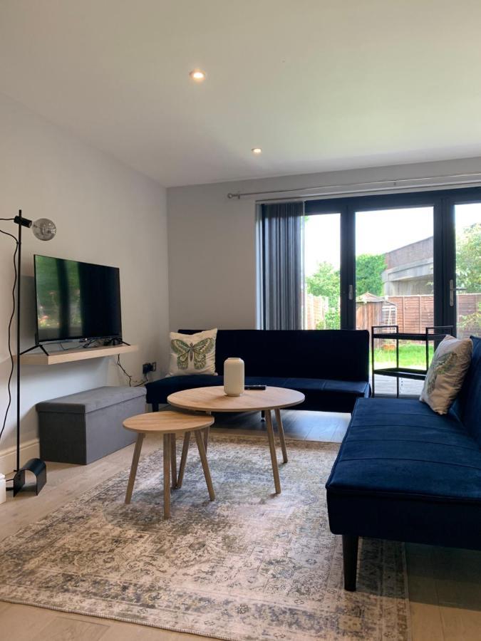 Wonderful 3 Bed Flat With Private Garden In Wimbledon - 1 The Queens Apartment *