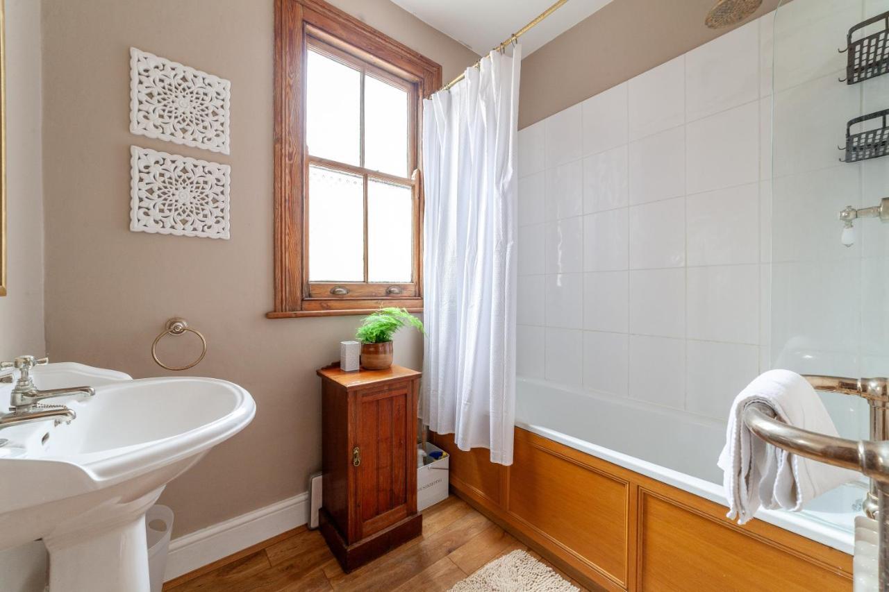 Charming Terraced 3br House, 5 Min Hither St Londres