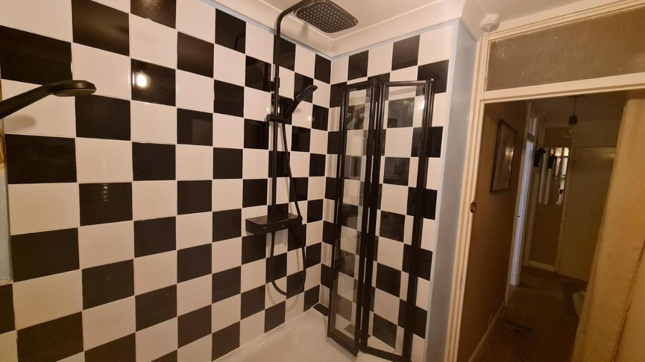 Cheap Kensington Apartment *