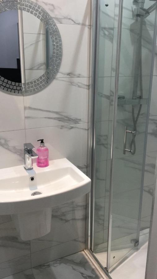 Grand Bleu - - Next To Piccadilly Line Tube Station & Brand New Facilities 4* London