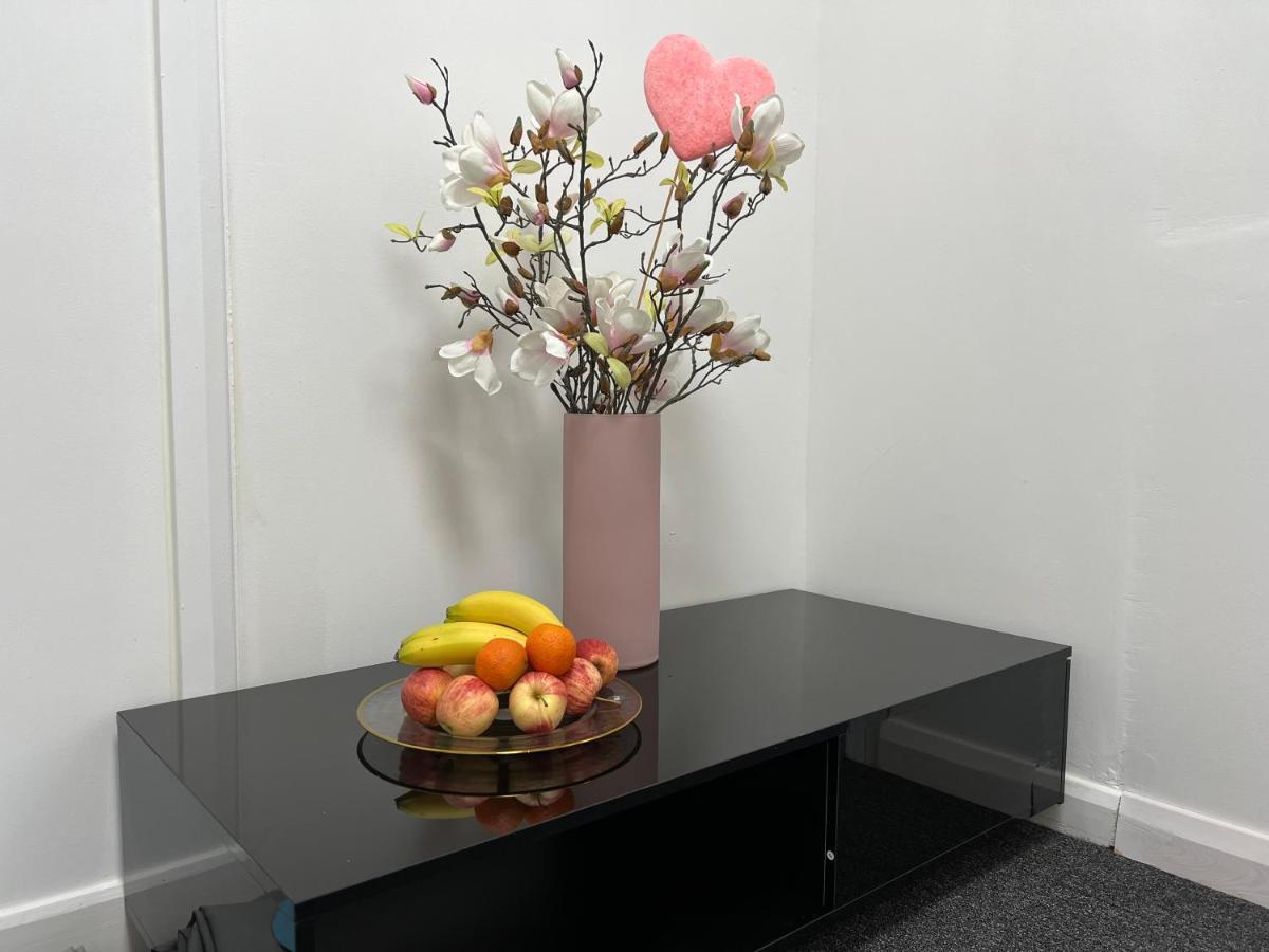 Grand Bleu - - Next To Piccadilly Line Tube Station & Brand New Facilities London