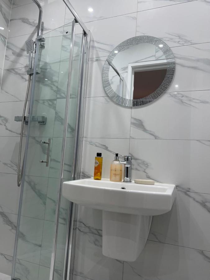 Grand Bleu - - Next To Piccadilly Line Tube Station & Brand New Facilities 4*