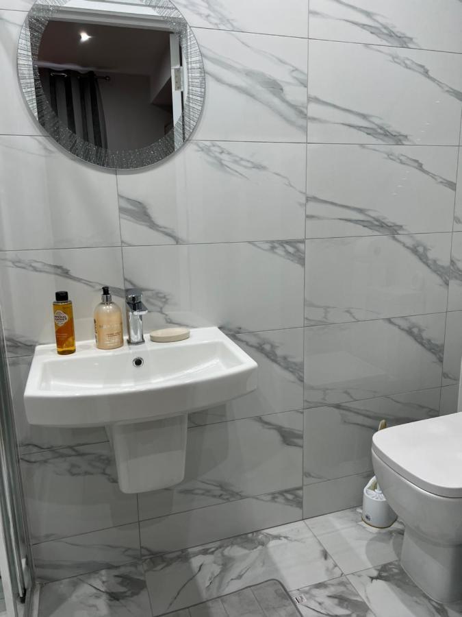 Grand Bleu - - Next To Piccadilly Line Tube Station & Brand New Facilities London