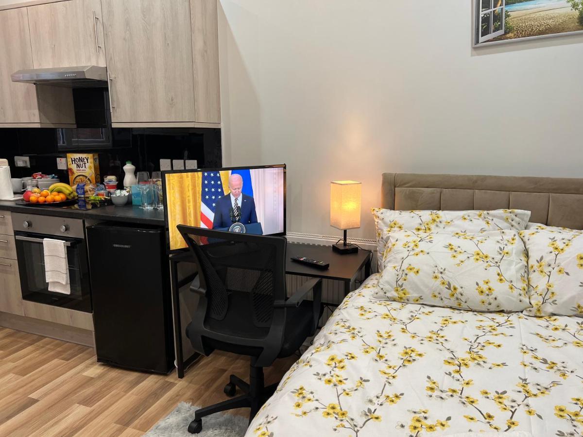 Grand Bleu - - Next To Piccadilly Line Tube Station & Brand New Facilities Hotel London
