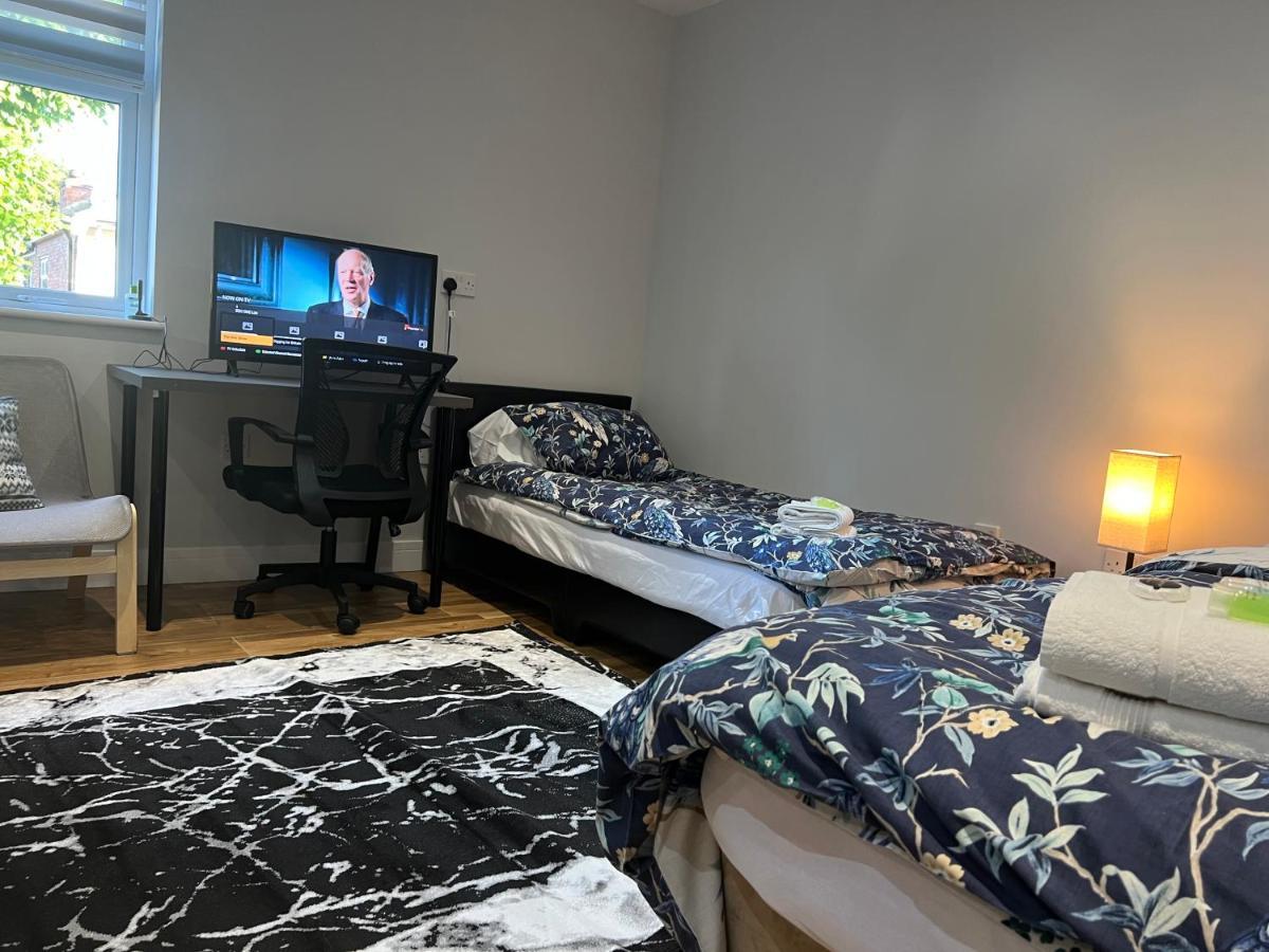 Grand Bleu - - Next To Piccadilly Line Tube Station & Brand New Facilities 4* London