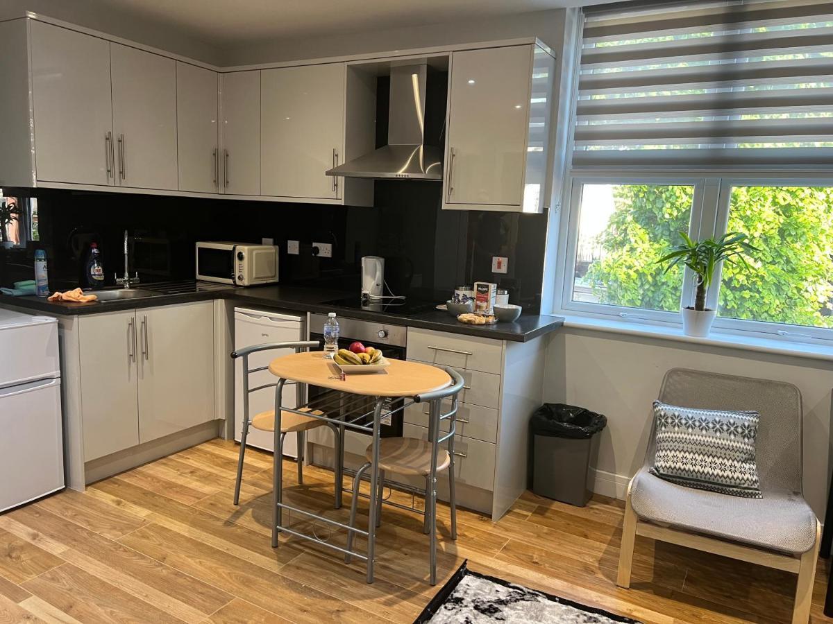 Grand Bleu - - Next To Piccadilly Line Tube Station & Brand New Facilities Hotel
