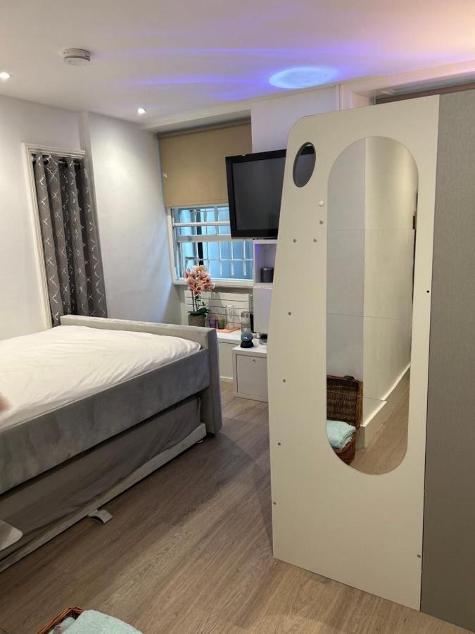 Homestay Oasis: Urban Retreat With Breakfast And Yoga *