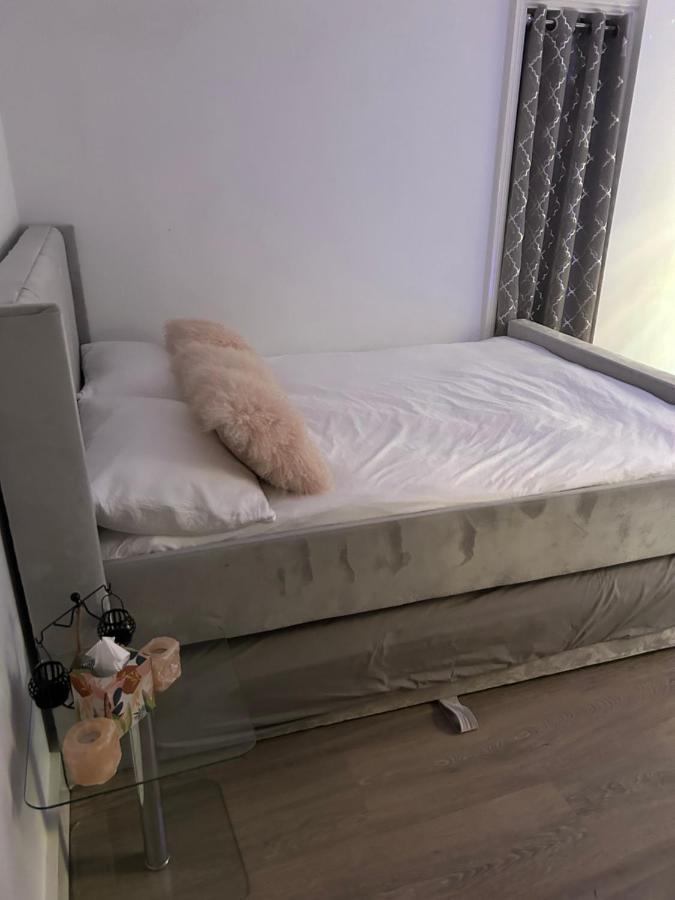 Oasis: Urban Retreat With Breakfast And Yoga Homestay London