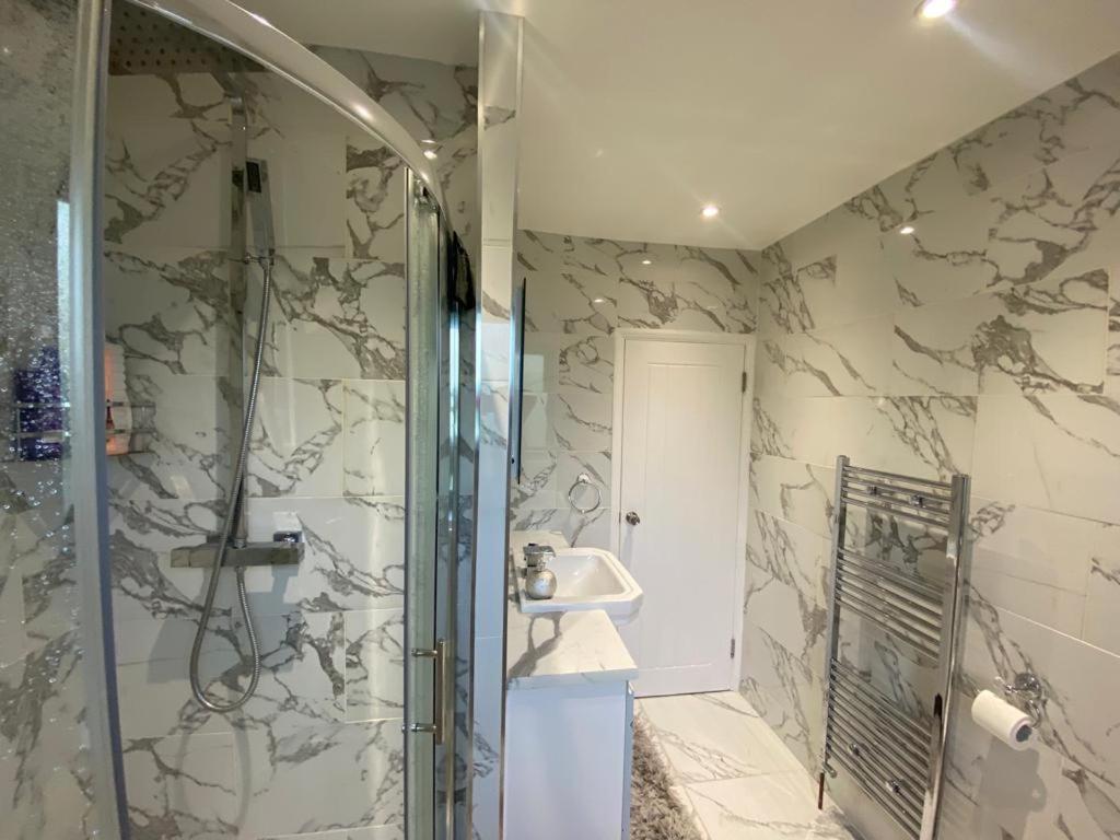 Hospedagem domiciliar Twin/king Private Bedrooms In Beautiful Homestay With Private Parking Londres
