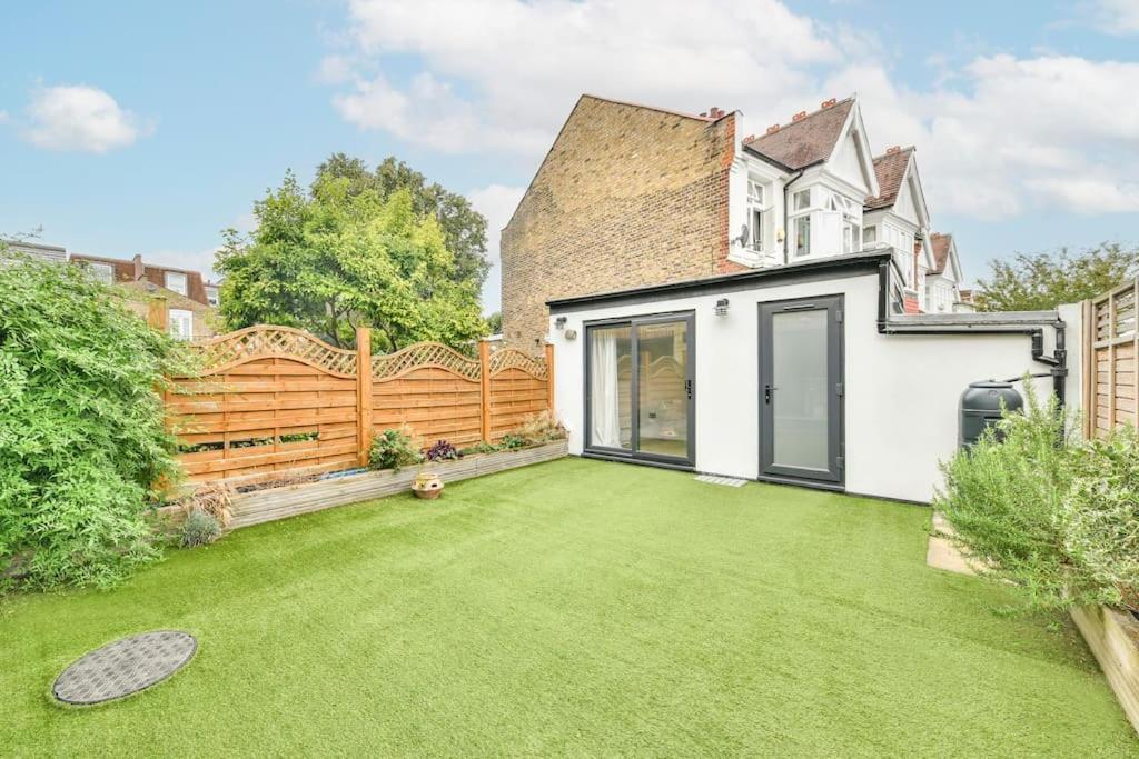 Spacious Family With Garden Holiday home London