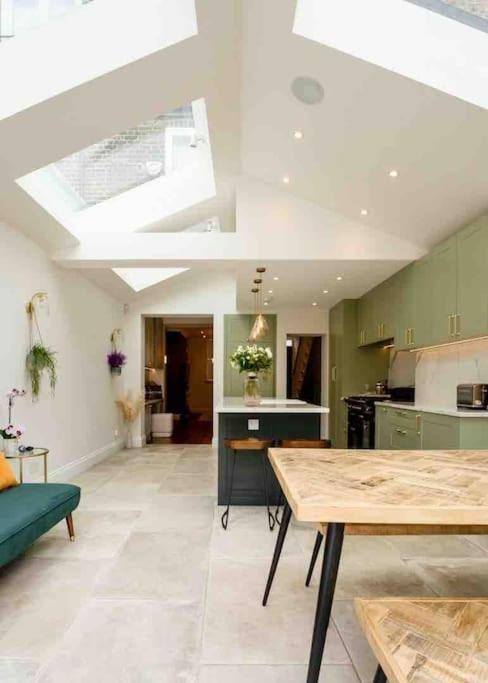 Whole House, Ensuite & Garden, 3 Bedrooms Holiday home London