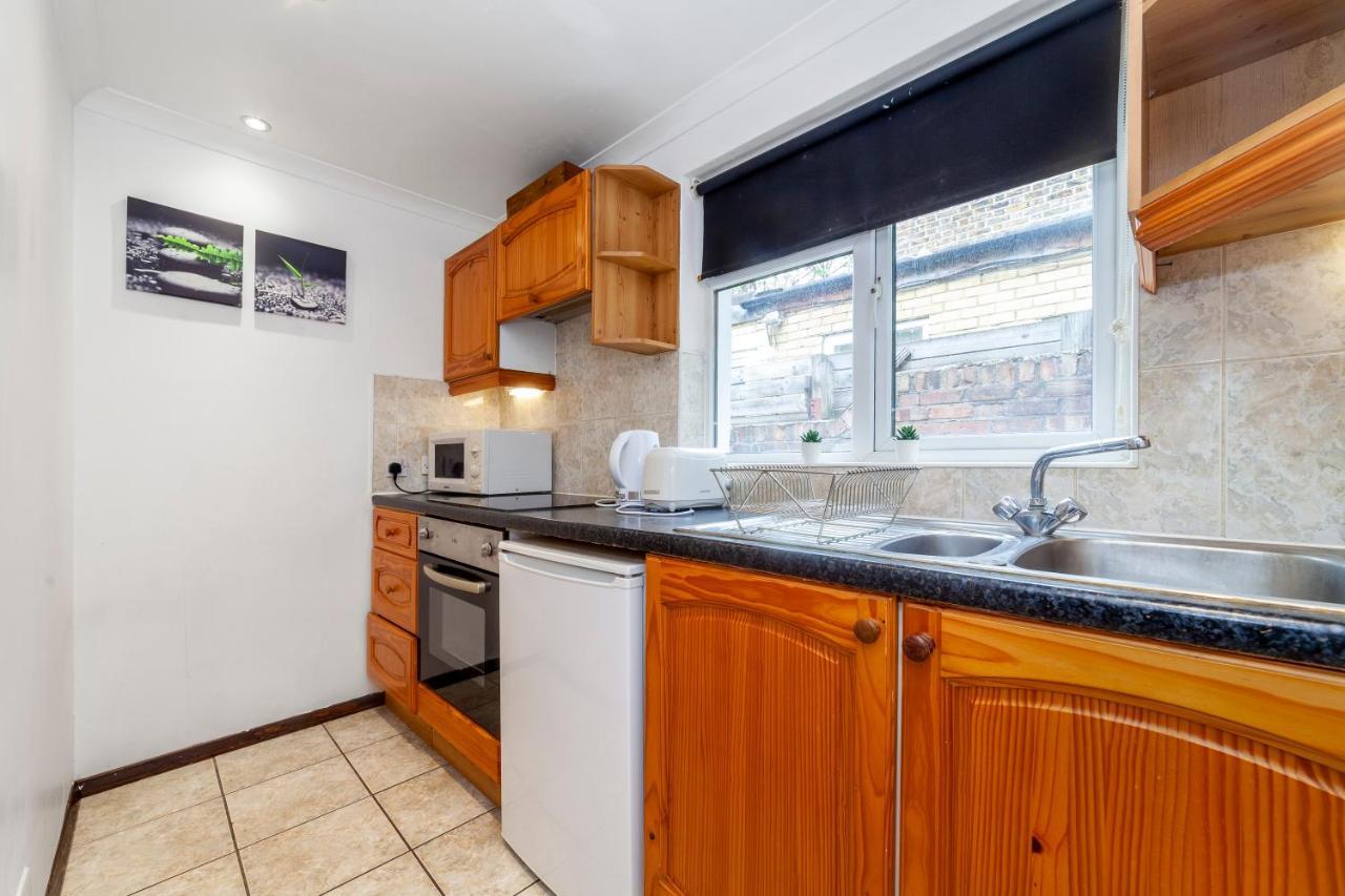 Apartment Bright 1 Bedroom Wpatio, Next To Westfield Centre *