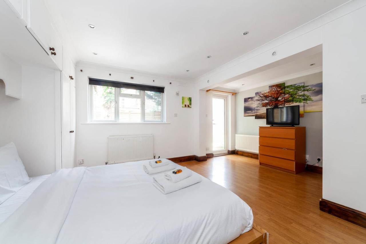 Bright 1 Bedroom Wpatio, Next To Westfield Centre London