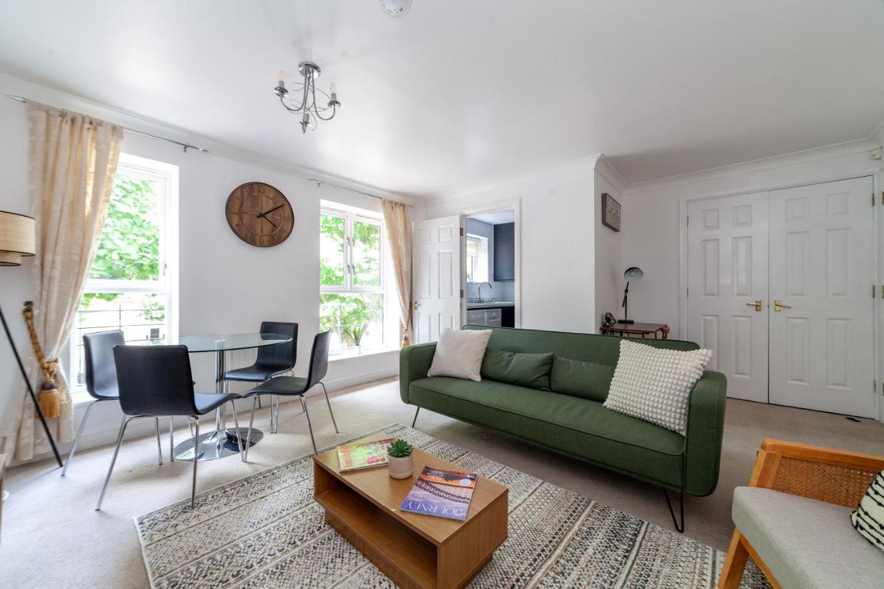 Newly Refurbished 2br Flat Near Excel Centre *