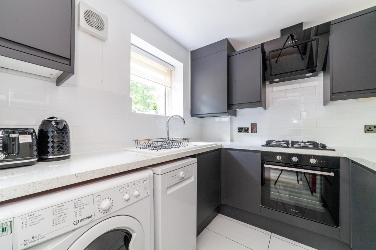 Newly Refurbished 2br Flat Near Excel Centre *