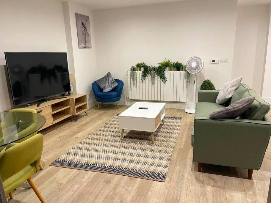 Morden Luxury 2bedroom London